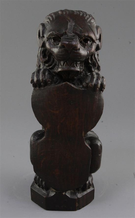 An early 18th century carved lion sejant, 10.5in.